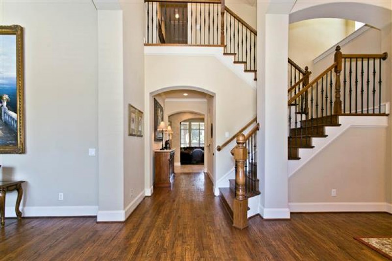    Foyer  Sweeping Staircase 