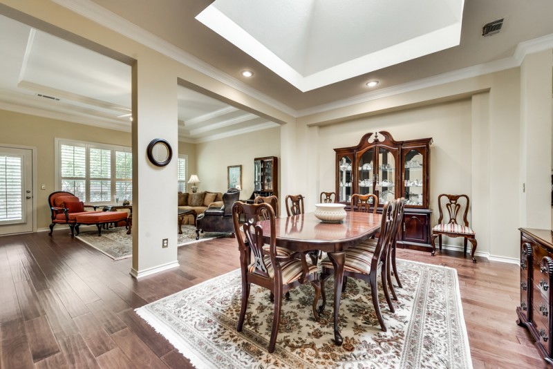    Formal Dining Room 
