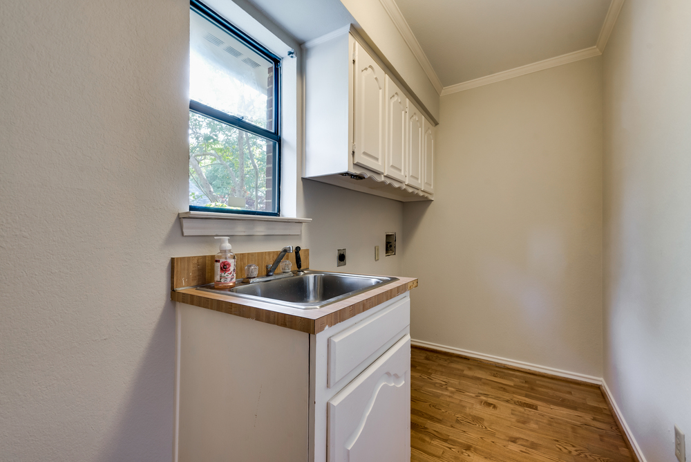    Large Utility Room with Sink 
